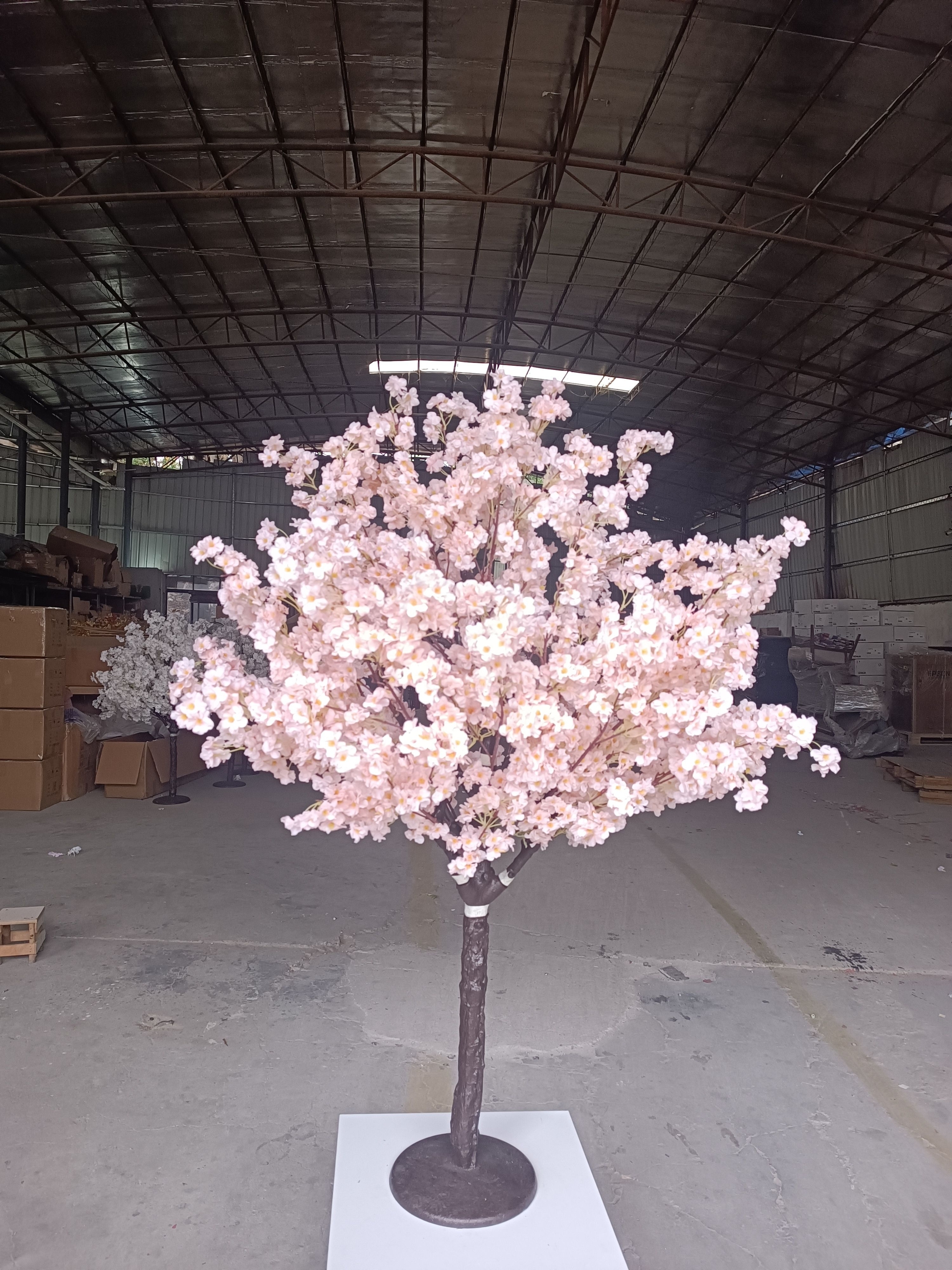 Arbre à fleurs de cerisier rose clair et étamines jaunes