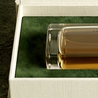 Boîte à parfum rigide de luxe sur mesure, style livre blanc magnétique, présentation horizontale pour emballage de parfum personnalisé