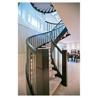 Escalier courbe préfabriqué pour unités duplex de luxe, reliant les espaces de vie avec harmonie