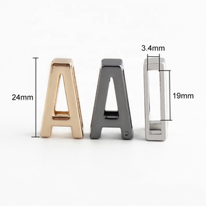 Letras deslizantes huecas de aleación de zinc, abalorios de alfabeto de 26 A-Z chapados en arcoíris/oro/plata para cinturones y collares para mascotas, personalizables OEM/ODM - Product Image 2
