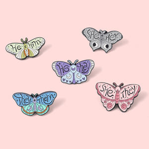 12 Styles Butterfly Pronomen Beste Emaille Pins Benutzer definiert SIE IHN ER IHN SIE SIE SIE Broschen Revers Abzeichen Pin Hard - Product Image 3