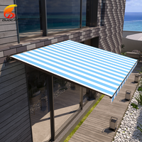 Pare-soleil de terrasse en alliage d'aluminium pour l'extérieur, avec bras d'auvent rétractable et poignée manuelle.