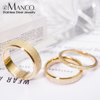 Emanco Nouvelle Bague Tendance, Bague de Luxe Plaqué Or Mat, Bague de Couple Scintillante en Acier Inoxydable Plaqué Or 14K