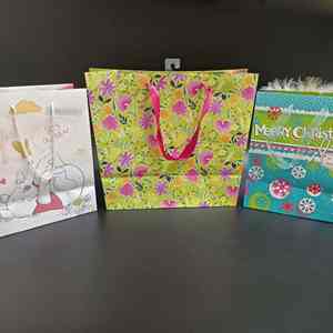 Sac cadeau en papier personnalisé SP2881 avec ruban, estampage à chaud, surface personnalisable, style d'impression et taille personnalisables, avec votre message. - Product Image 1