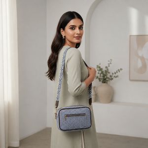 Bolso Tote Decorativo para Mujer con Paneles de Tela Texturizada y Correa para el Hombro, Ideal para Uso Casual, Compras y Viajes - Product Image 1