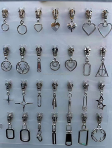 Bán Buôn Vòng Thư Hình Dạng OEM Dập Nổi Làm Biểu Tượng Tùy Chỉnh Túi Kim Loại Dây Kéo Thanh Trượt <span class=keywords><strong>Puller</strong></span> Cho Ví/Quần Áo - Product Image 5