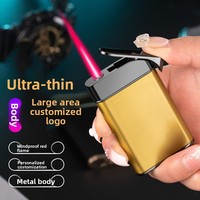 Briquet à gaz butane ultra-fin haut de gamme, design minimaliste de luxe, coupe-vent flamme rouge, personnalisable avec logo, idéal comme cadeau d'affaires