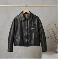 Veste en cuir noire style vintage américain, col à revers, boutons noirs simples, broderie monstre avec ligne fendue incurvée, coupe courte ample