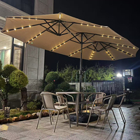 Grand parasol d'extérieur moderne imperméable en polyester avec base en acier pour cour, jardin, villa, toit-terrasse, penthouse, petite cour