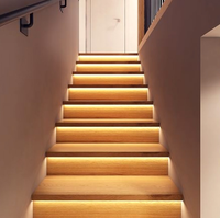 Système d'éclairage d'escalier intérieur à 32 voies avec contrôleur de bande LED et capteur de mouvement