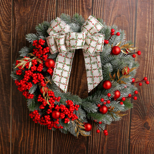 YUELIAN Eco-Friendly 38cm Plastic Artificial Red Berry Christmas Wreath Plaid Bow Front Door Hanging for Indoor/<b>Outdoor</b> Decor - Product Image 1