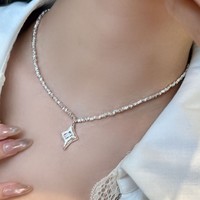 Collier étoile à quatre branches en argent brisé, un accessoire pendentif au design de luxe léger, de niche et haut de gamme, inspiré de l'art brut.