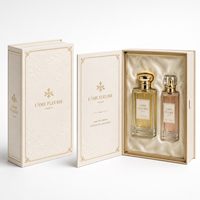 Boîte cadeau de luxe en carton rigide gris 1200 g/m² en forme de livre, avec papier texturé 157 g/m², estampage floral à chaud or et doublure satinée