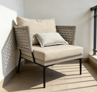 Fauteuil lounge moderne en corde tressée à la main avec ensemble de coussins assortis, structure noire pour hôtel, complexe hôtelier, villa