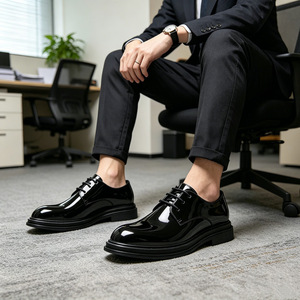 Une paire de chaussures habillées pour hommes sur mesure en cuir verni souple à semelle souple - Product Image 2