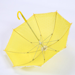 <span class=keywords><strong>Ombrello</strong></span> pieghevole per bambini di piccole dimensioni, 15 pollici, in poliestere perlato bianco con stampa a pois e bordo in pizzo. - Product Image 2