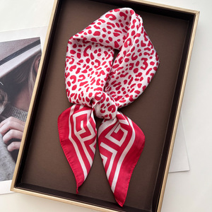Nouvelle arrivée <span class=keywords><strong>AliExpress</strong></span> : Écharpe carrée tendance en polyester imitation <span class=keywords><strong>soie</strong></span> à imprimé léopard, 70 cm, pour l'été, les voyages et les activités de plein air - Product Image 4