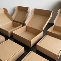 Hochwertige Magnetische Geschenkbox-Verpackung mit Bandgriff, Faltbar, Individuelles Logo, Harte Stabile Kartonbox in Schwarz und Rosa mit Kleidungseinlage