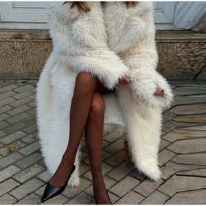 Cappotto Invernale Extra Lungo da <span class=keywords><strong>Donna</strong></span> in Ecopelliccia di Pecora con Collo Rovesciato e Chiusura con Cintura - Product Image 3