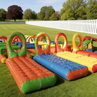 Accessoires amusants pour la journée sportive des enfants et des adultes, parcours d'obstacles gonflable super grand pour les jeux d'aventure de team building en plein air