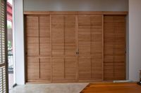 Porte coulissante en bois couleur persiennes réglables stores de fenêtre stores de plantation volets
