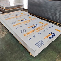 Panneau composite en acier gris recouvert de PVDF de 4 mm 1220x2440 mm pour les panneaux muraux extérieurs d'hôtel