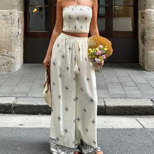 נשים עם הדפס בוהמייני קיץ שני חלקים סט מכנסיים רחבים בגזרה רופפת לבוש קז'ואל על חוף הים - Product Image 6