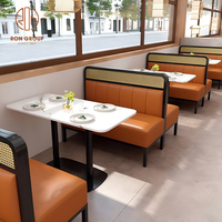 Canapé en cuir marron avec dossier en rotin tressé, tables en marbre et chaise de café à pieds en bois, ensemble de meubles de restaurant pour café