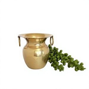 Vase de table traditionnel en laiton avec poignée, pot à fleurs décoratif en métal pour la décoration intérieure, finition couleur or, décor moderne - Product Image 1