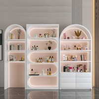 Vitrine d'exposition peinte à plusieurs niveaux personnalisable pour salle de diffusion en direct, hall d'exposition, chaussures de mode, cosmétiques, bijoux