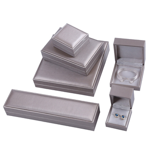 Boîte à bijoux en cuir noble avec logo personnalisé, coffret cadeau unique de luxe pour boucles d'oreilles et collier, boîte de rangement et d'emballage - Product Image 3