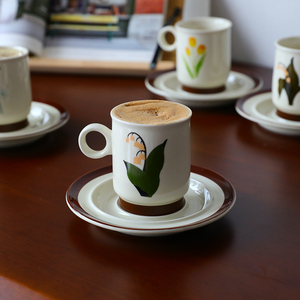 Vente en gros Tasse à café et soucoupe en céramique vintage Ins Ensemble de tasses à café créatives en forme de tulipe - Product Image 1