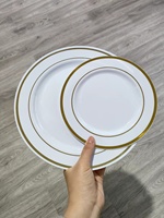Paquet de 50 assiettes de présentation en Chine pour mariage en gros ensemble de plats décoratifs à bord doré assiettes de table blanches pour le dîner et l'apéritif