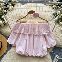 Chemise d'été pour femmes à épaules dénudées avec manches bouffantes et détails en dentelle à volants et nœud au col