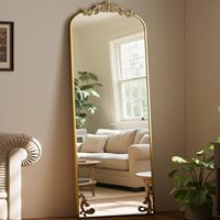 Miroir sur pied arqué pleine longueur avec cadre en aluminium sculpté, finition dorée, design vintage orné pour la décoration intérieure