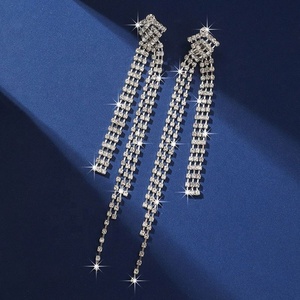 Boucles d'oreilles tendance 2024, style européen et américain, pour fête et mariage, polyvalentes, extra longues, série chaîne à griffes, à pampilles et strass effet diamant - Product Image 6