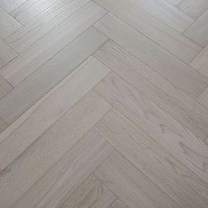 Parquet contrecollé AVANTIMORA en frêne blanc, raclé à la main, qualité CE Asiatique ABCD, 16 mm, multicouche, à joint chevron, pour hôtels et complexes hôteliers - Product Image 1