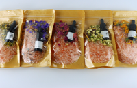 Sel de bain aromathérapeutique Dewdrop Dream, en sachet avec huile essentielle, sel marin, fleurs séchées et sel de l'Himalaya