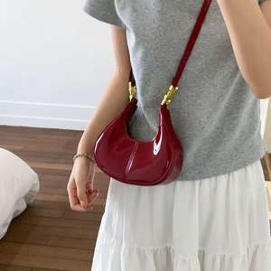 Sac à main en cuir PU brillant avec poignée supérieure et sangle bandoulière Design minimaliste - Product Image 1