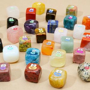 Vente en gros d'objets artisanaux en cristal naturel, cube de cristal Meme, ornement de guérison Reiki, bloc mignon, décoration de maison de style dessin animé - Product Image 4