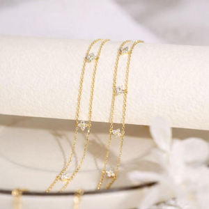 سوار نسائي عصري بتصميم أوراق البرسيم رباعية الأزهار، مرصع بالمويسانيت 2.5 ملم، بسلسلة مزدوجة على شكل زهور، سوار جذاب يجلب الحظ. - Product Image 4