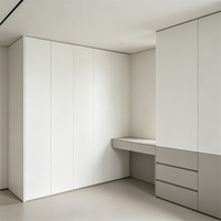 Dressing intégré en MDF blanc gris clair avec tiroirs dissimulés sans poignées et bureau de maquillage intégré, armoire en forme de L