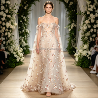 Tissu en tulle à sequins floraux délicats, broderie 3D de sequins superposés pour robe de fée et robe de mariée légère