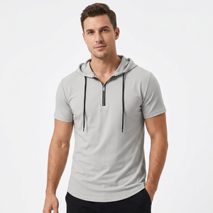 T-shirt à capuche gris clair pour homme, manches courtes, fermeture éclair 1/4, coupe ajustée, style sportif, séchage rapide, mélange de lin, logo avant, idéal pour l'été et la gym - Product Image 1
