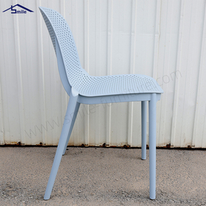 Chaise <span class=keywords><strong>de</strong></span> <span class=keywords><strong>salle</strong></span> à manger inclinable à dossier solide, design traditionnel empilable en plastique - Chaise stable pour hôtel commercial, intérieur/extérieur - Product Image 3