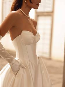 <span class=keywords><strong>Abito</strong></span> <span class=keywords><strong>da</strong></span> <span class=keywords><strong>Sposa</strong></span> Ruolai HL669 con Corsetto Allacciato, <span class=keywords><strong>Tasche</strong></span>, Tessuto Rigido in Mikado, Stile Basque - Product Image 2