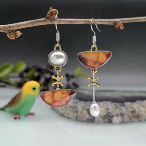 Orecchini Pendenti Asimmetrici con Pietra Verde e Perla, Gioielli Artistici Creativi alla Moda per Donne - Product Image 2