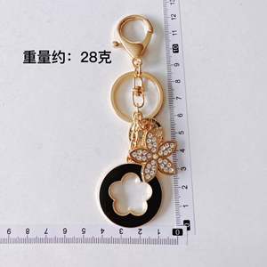 พวงกุญแจรถรูปดอกไม้คริสตัลโคลเวอร์สุดสร้างสรรค์พวงกุญแจรูปกระเป๋าถือสำหรับผู้หญิงจี้รูปใบไม้สี่แฉกแฟชั่น - Product Image 5