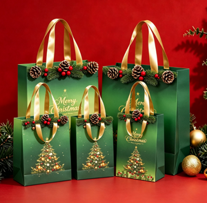 Tas Kertas Hadiah Natal Ramah Lingkungan Biodegradable Custom dengan Embossing Dekorasi Berry Pine dan Pegangan Pita - Product Image 1