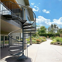 Escalier en colimaçon moderne pour extérieur, modèle de base en acier au carbone, avec garde-corps vertical à piquets, conception de construction supérieure